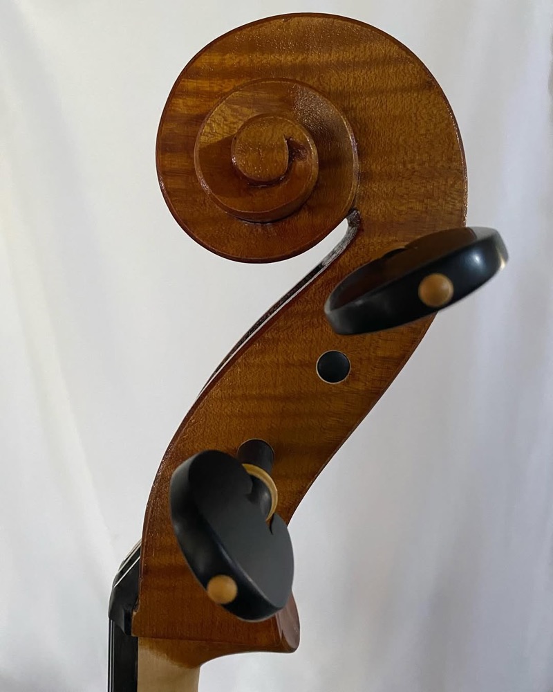 Violoncelo em estágio final de construção ou acabamento.