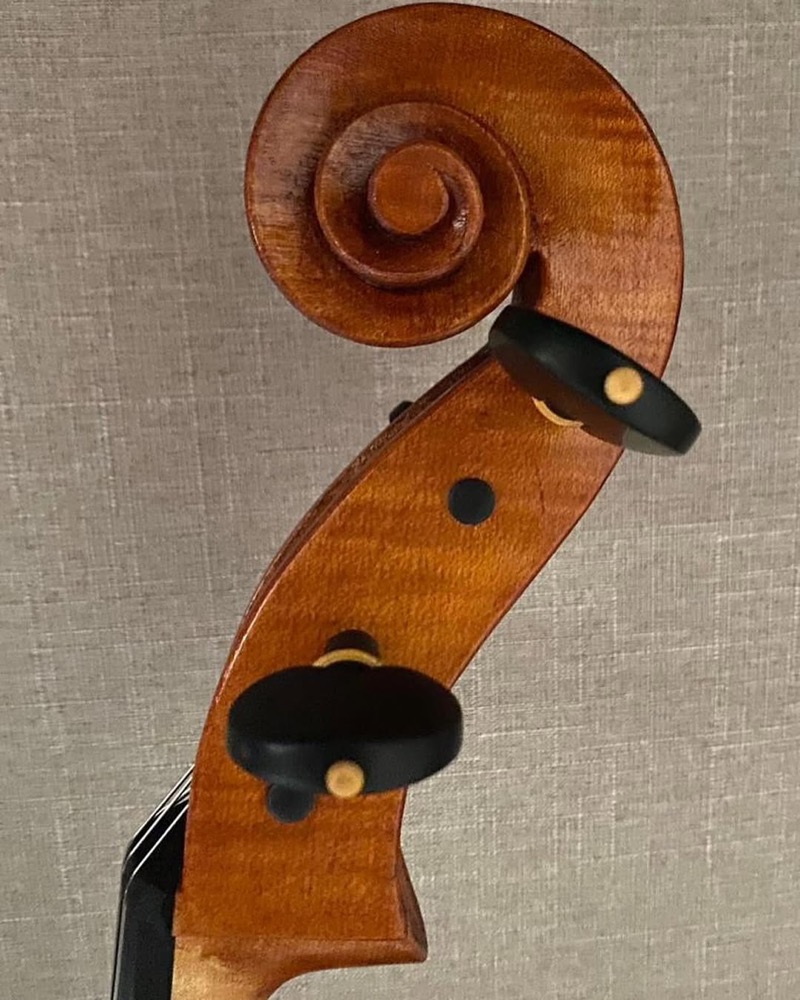 Detalhe estrutural do violoncelo em construção.