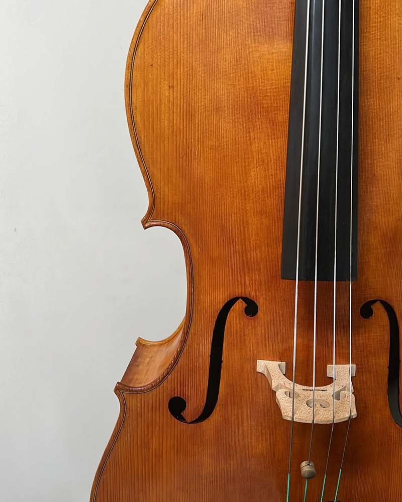 Violoncelo visto de frente em construção.