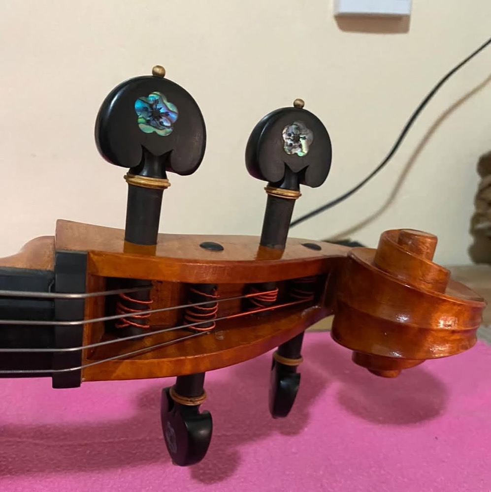 Violoncelo com ênfase nas curvas do corpo.