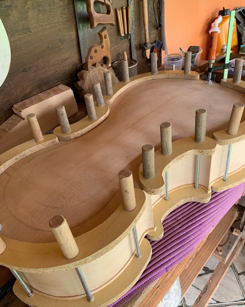 Violoncelo em fase avançada de acabamento.