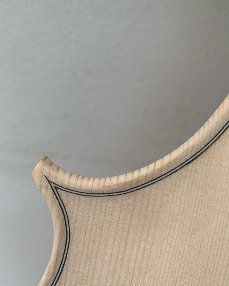 Violoncelo na oficina em contexto de trabalho.