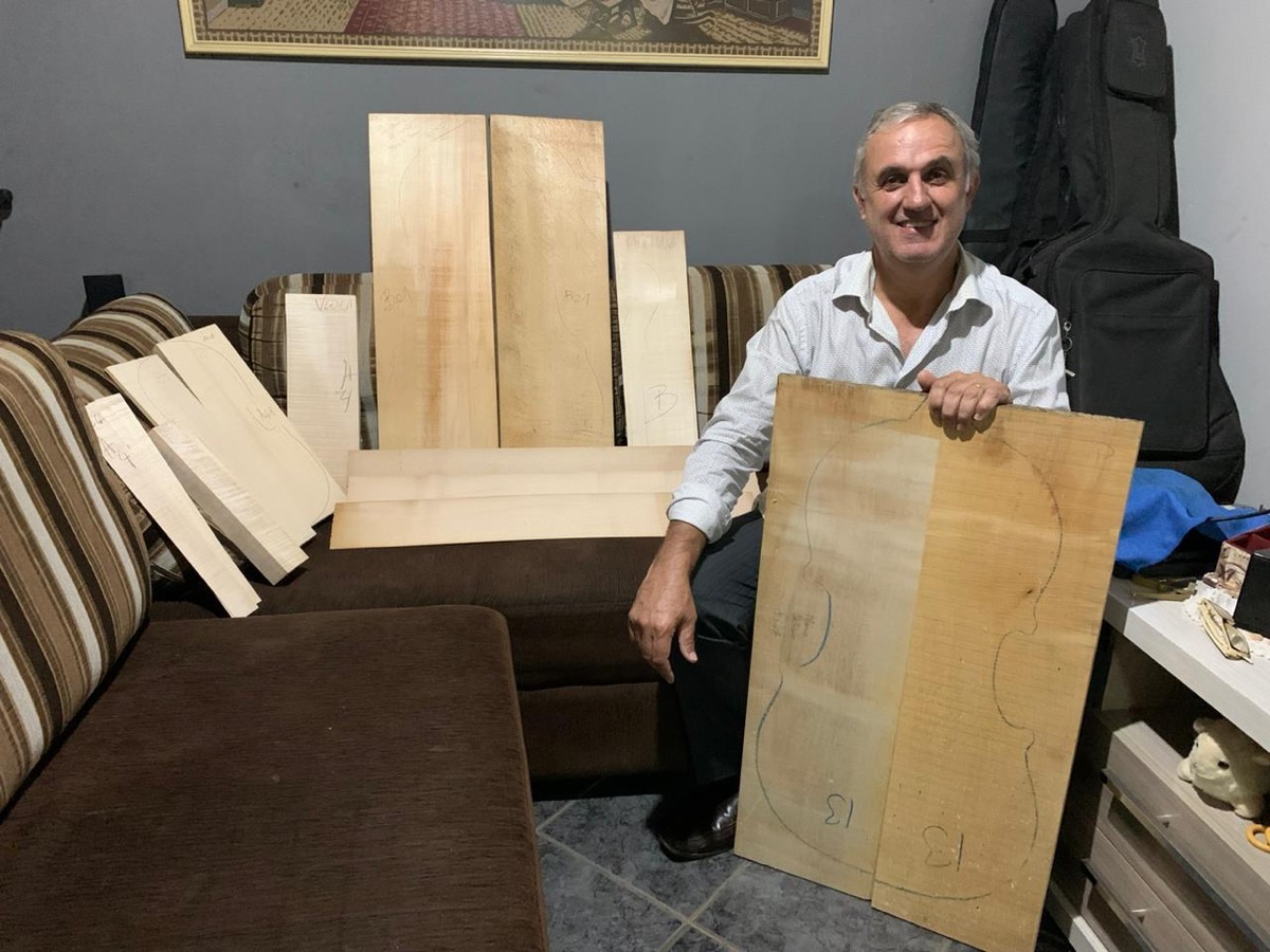 Marcos Belvis em segundo registro na oficina, ambiente de trabalho do luthier.